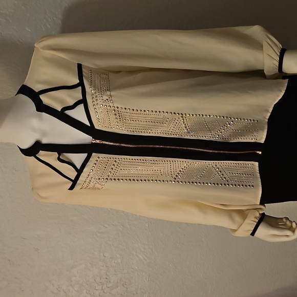 VENUS Ivory Black Trim Studded Cut-out Zipper Long Sleeve Chiffon Hi-Low Top - Picture 3 of 9